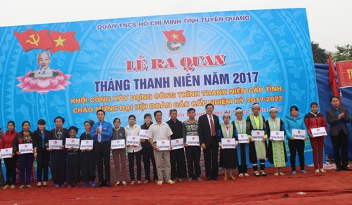 Đồng chí Nguyễn Hồng Thắng - Phó Bí thư Thường trực Tỉnh ủy và các đồng chí đại biểu tặng quà cho các gia đình có hoàn cảnh khó khăn
